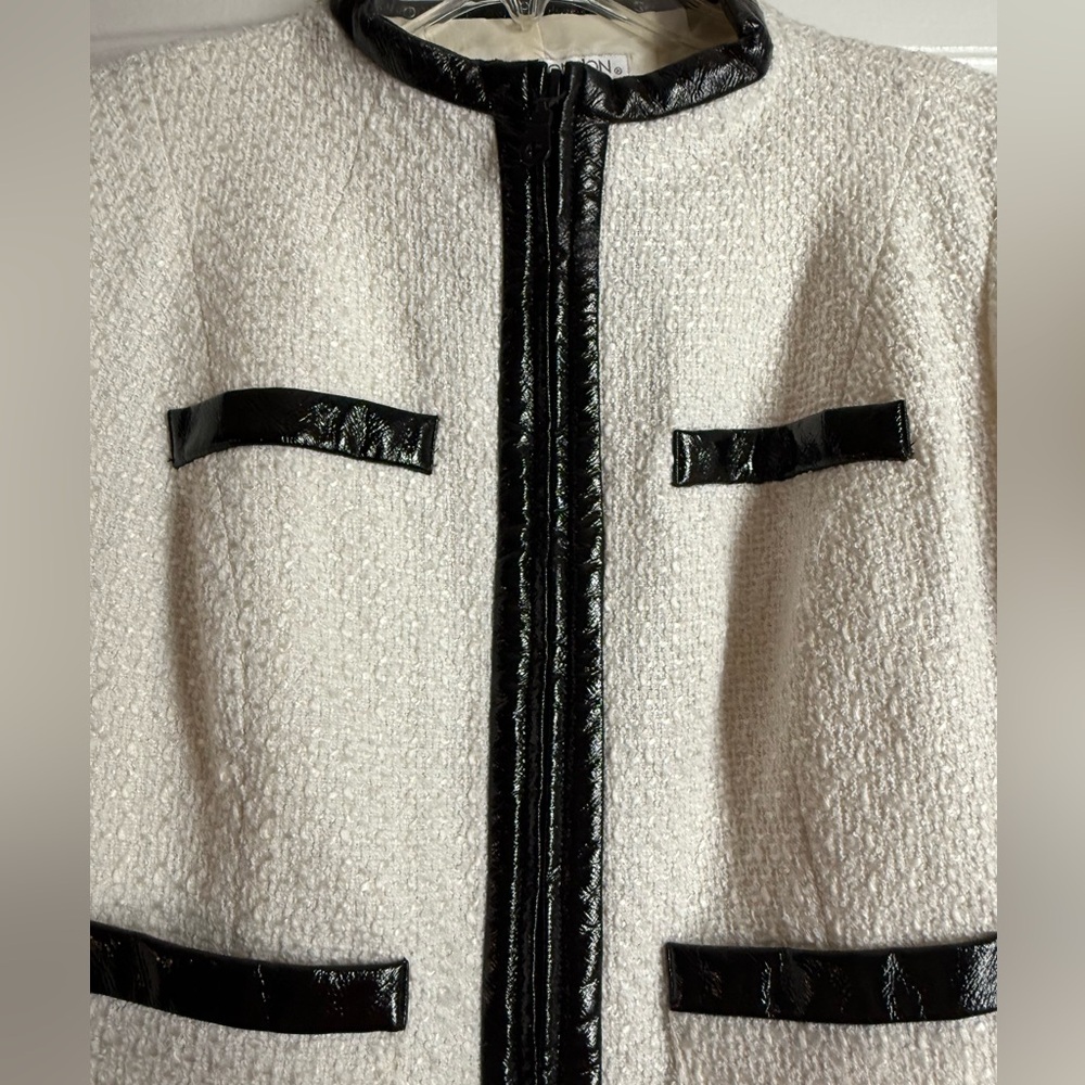 White & Black Boucle Tweed Blazer with Black Trim sz 6
Preppy Demure Old Money - Picture 3 of 8